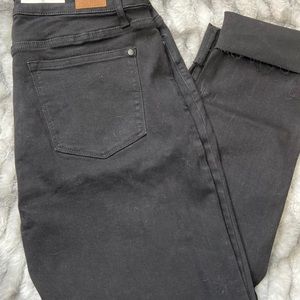 NWOT JUDY BLU SIZE 15/32 BLACK MIDRISE SLIM FIT CUFFED JEAN